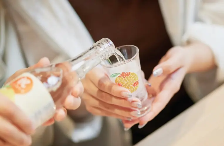 オリジナルのお祝いグラスとサイダーで特別な乾杯している様子