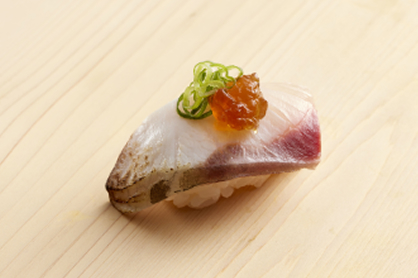 宇和海産 炙り寒ぶり握り
（ポン酢ジュレ）