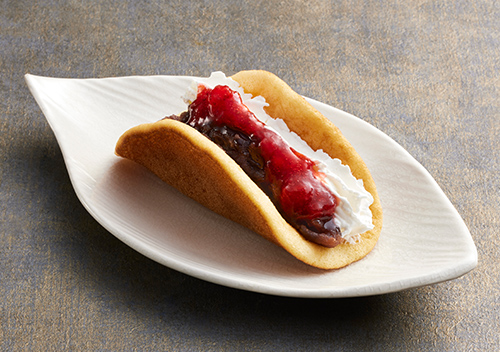 もっちりどら焼き（いちごソースがけ）